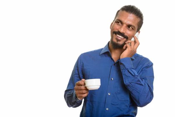 Молодий щасливі індійський бізнесмен говорити на мобільний телефон і holdi — стокове фото
