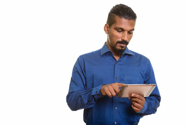 Jeune homme d'affaires indien utilisant une tablette numérique — Photo