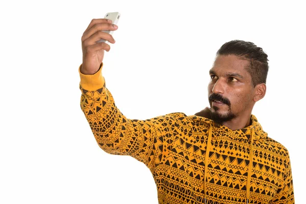 Młody człowiek Indian biorąc selfie z telefonu komórkowego — Zdjęcie stockowe