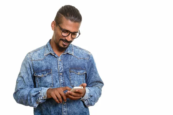 Giovane felice uomo indiano utilizzando il telefono cellulare — Foto Stock