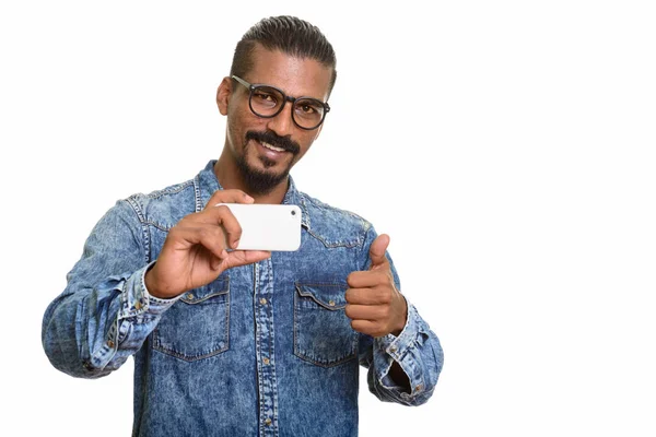 Jovem homem indiano feliz tirando foto com telefone celular e givi — Fotografia de Stock