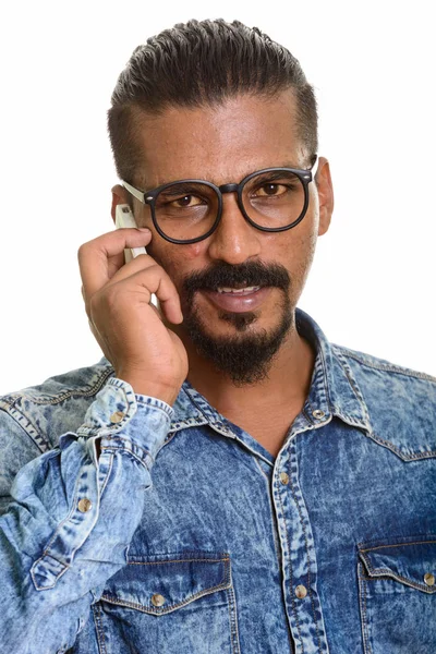 携帯電話で話す若いインド人男性 — ストック写真