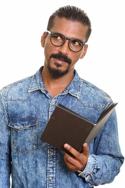 Jovem indiano homem ler livro enquanto pensa — Fotografia de Stock