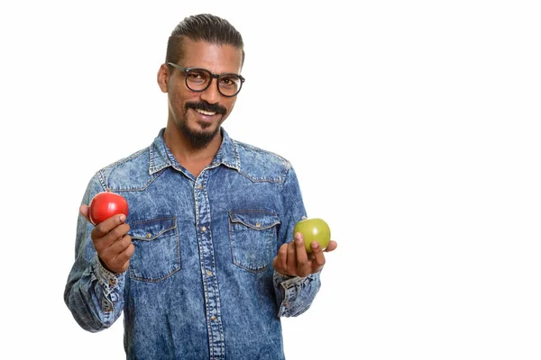 Jovem homem indiano feliz segurando maçã vermelha e verde — Fotografia de Stock