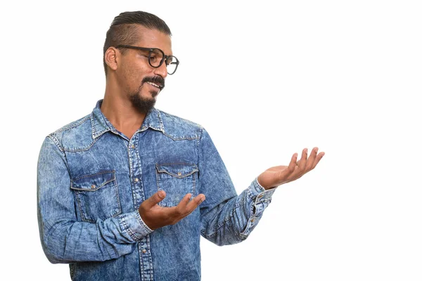 Jovem homem indiano feliz mostrando algo — Fotografia de Stock