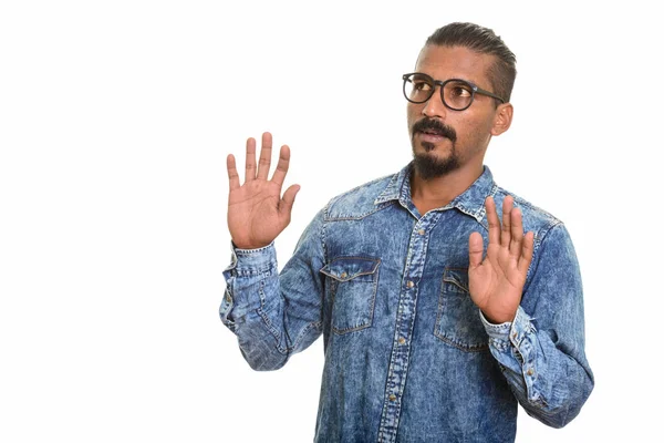 Young Indian man looking shocked — Stock Photo, Image