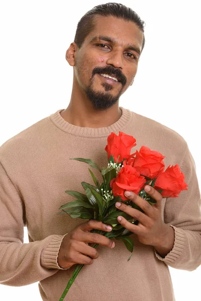 Jovem homem indiano feliz segurando rosas vermelhas pronto para Dia dos Namorados d — Fotografia de Stock
