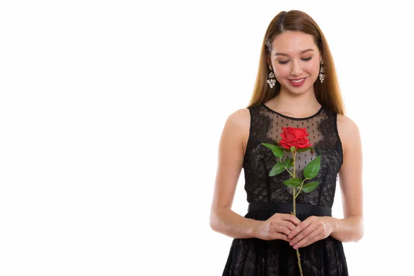 Estudio disparo de joven feliz hermosa mujer asiática sonriendo mientras h —  Fotos de Stock