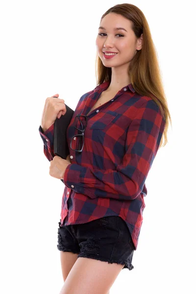 Estúdio tiro de jovem feliz bela mulher asiática sorrindo e sta — Fotografia de Stock