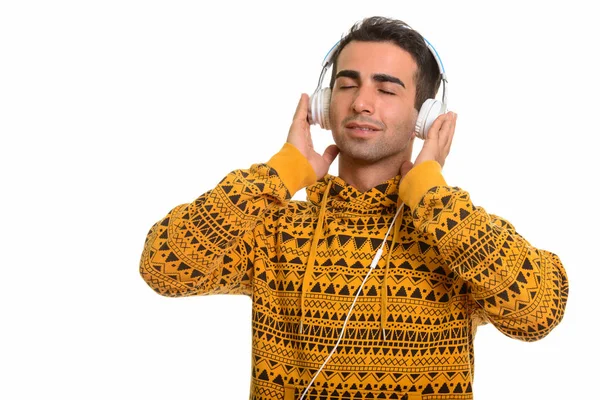 Jeune homme heureux caucasien écouter de la musique — Photo