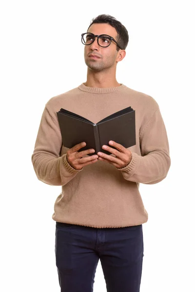 Genç yakışıklı beyaz adam kitap düşünürken — Stok fotoğraf
