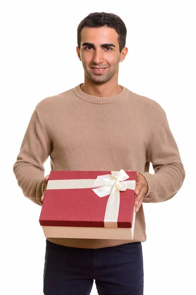 Молодой счастливый кавказский мужчина с подарочной коробкой готов к дню Святого Валентина — стоковое фото
