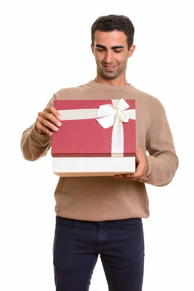 Молодой счастливый кавказский мужчина открывает подарочную коробку, готовый к дню Святого Валентина — стоковое фото