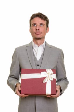 Hediye kutusu r tutarken düşünüyorum yakışıklı beyaz işadamı