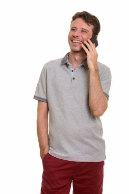 Cep telefonu üzerinde konuşurken mutlu beyaz adam