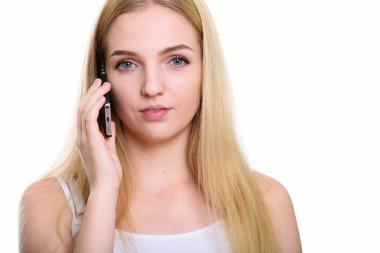Genç ve güzel kızın cep telefonuyla konuşmasına yakın durun.
