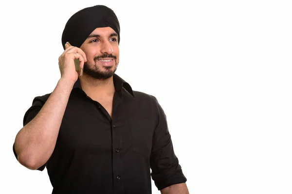 Jovem feliz indiana Sikh falando no telefone móvel — Fotografia de Stock