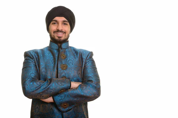 Jovem feliz indiana Sikh sorrindo vestindo roupas tradicionais — Fotografia de Stock