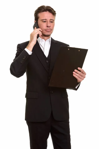 Bonito homem de negócios caucasiano falando no telefone celular, enquanto rea — Fotografia de Stock