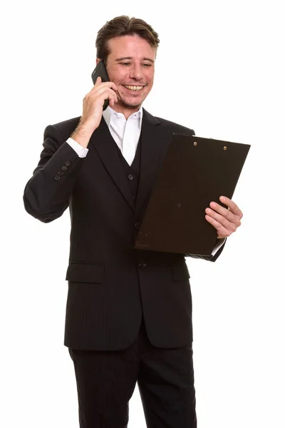 Empresário caucasiano feliz falando no telefone celular enquanto lê — Fotografia de Stock