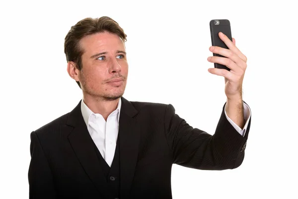 Schöner kaukasischer Geschäftsmann macht Selfie mit Handy — Stockfoto