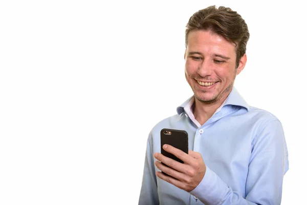 Ευτυχισμένος Καυκάσιος επιχειρηματίας χρησιμοποιώντας το κινητό τηλέφωνο — Φωτογραφία Αρχείου
