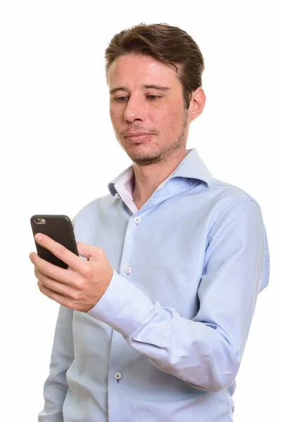Pohledný podnikatel kavkazských drží mobilní telefon — Stock fotografie