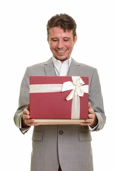 Счастливый кавказский бизнесмен открывает подарочную коробку для Валентина — стоковое фото
