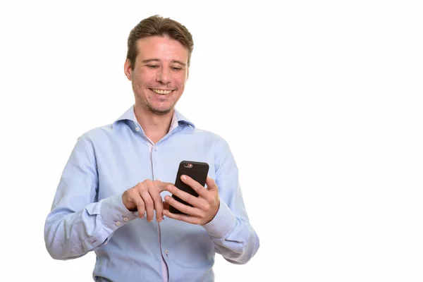 Счастливый кавказский бизнесмен с помощью мобильного телефона — стоковое фото