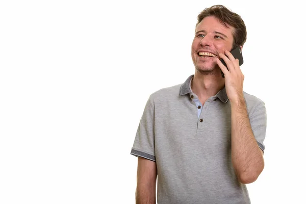 Homem caucasiano feliz falando no telefone celular — Fotografia de Stock