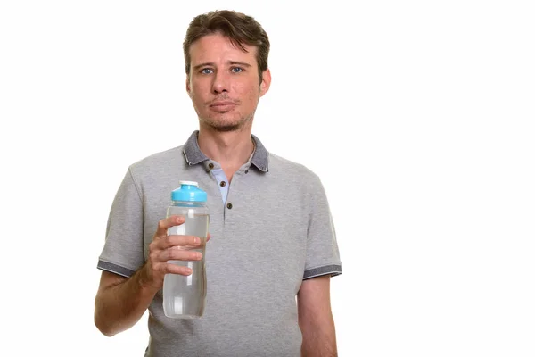 Bonito homem caucasiano segurando garrafa de água — Fotografia de Stock