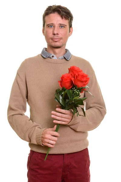 잘생긴 백인 남자가 들고 빨간 장미 발렌타인의 d에 대 한 준비 — 스톡 사진