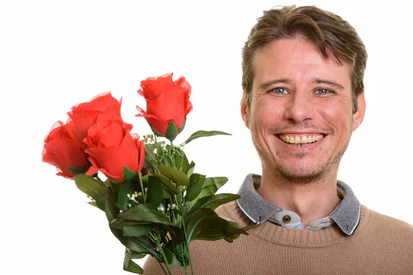 Feliz hombre caucásico sosteniendo rosas rojas listo para el día de San Valentín — Foto de Stock