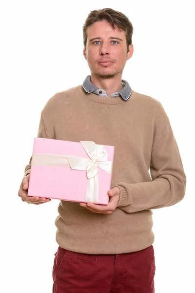 Bonito homem caucasiano segurando caixa de presente pronto para da dos namorados — Fotografia de Stock