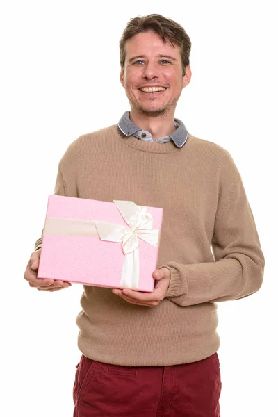 Счастливый кавказский мужчина с подарочной коробкой на День Святого Валентина — стоковое фото