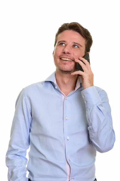 Feliz homem de negócios caucasiano falando no telefone celular — Fotografia de Stock