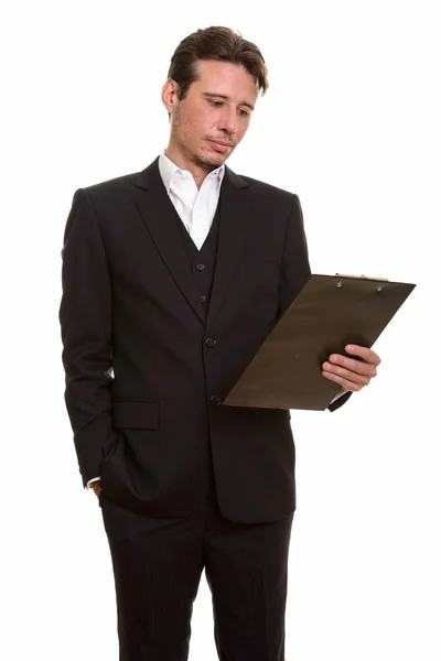 Guapo caucásico hombre de negocios leyendo portapapeles —  Fotos de Stock