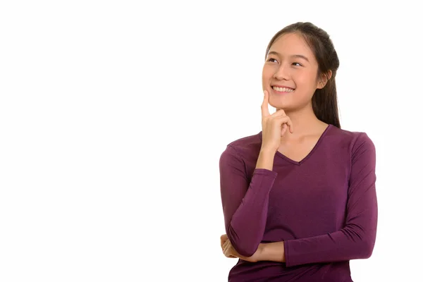 Joven feliz asiática adolescente sonriendo y pensando — Foto de Stock