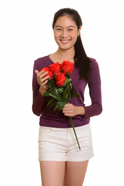 Молодий щасливі Азіатська Дівчинка-підліток усміхнений холдингу червоні троянди готова f — стокове фото