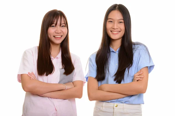 Due giovani ragazze adolescenti asiatiche felici sorridenti con le braccia incrociate — Foto Stock