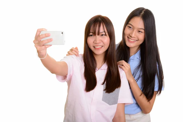 Twee jonge gelukkig Aziatische tienermeisjes glimlachend en het nemen van de selfie wi — Stockfoto