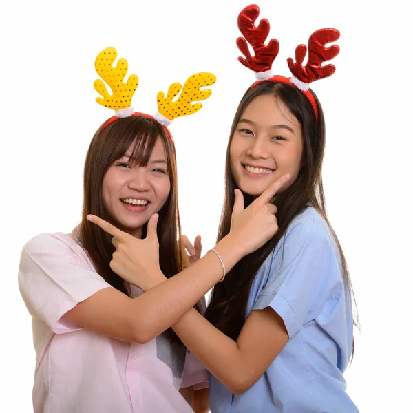 两个年轻快乐亚洲少女微笑着摆在一起 — 图库照片