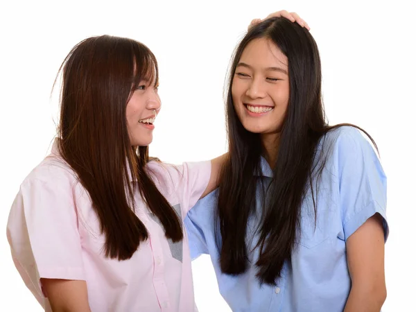 두 젊은 행복 한 아시아 십 대 소녀 미소 하 고 그녀의 프리 아 티 — 스톡 사진
