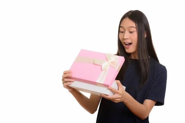 Удивительно красивая азиатская девочка-подросток, открывающая подарочную коробку — стоковое фото