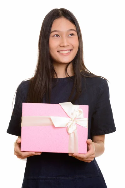 Jovem menina adolescente asiática feliz sorrindo e segurando caixa de presente enquanto — Fotografia de Stock