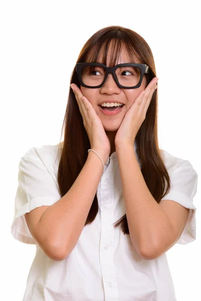 Gelukkig Aziatische tiener meisje glimlachend kijken verbaasd — Stockfoto