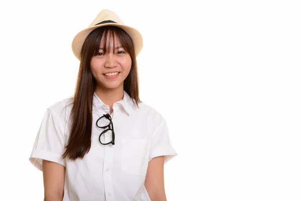 Joven feliz asiática adolescente sonriendo listo para vacaciones —  Fotos de Stock