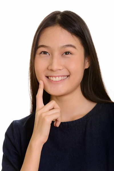 Joven feliz asiática adolescente sonriendo y pensando — Foto de Stock