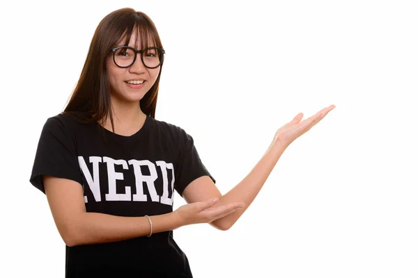 Jonge gelukkig Aziatische nerd tienermeisje glimlachend en tonen somethin — Stockfoto