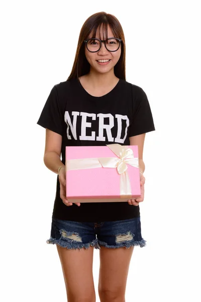 Giovane felice asiatico nerd adolescente ragazza sorridente holding regalo scatola — Foto Stock